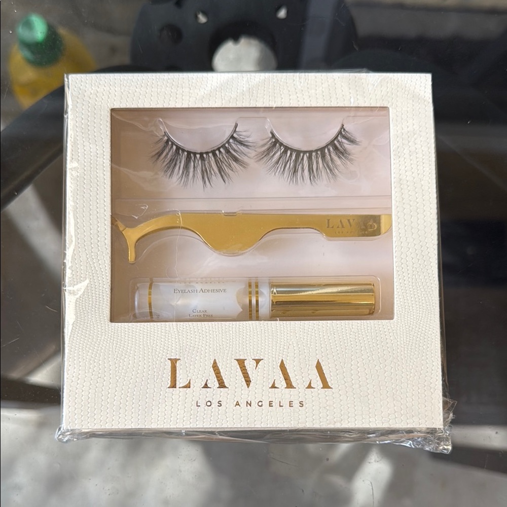 Lavaa Los Angeles Eyelash Set with Gold Applicator